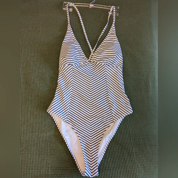Bathing suit - Picture 2 of 3